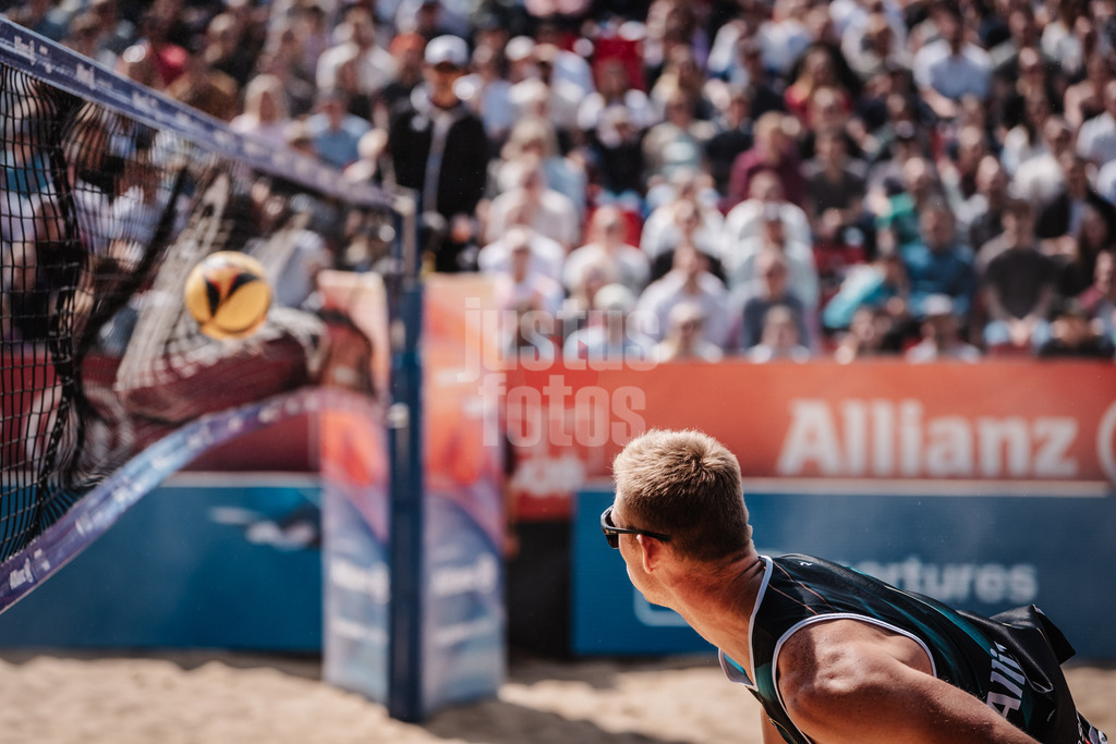 Beachvolleyball | Männer | Allianz German Beach Tour 2025 | Tourstop Düsseldorf | 18.05.2025 | Jonas Reinhardt haut den eigenen Ball ins Netz