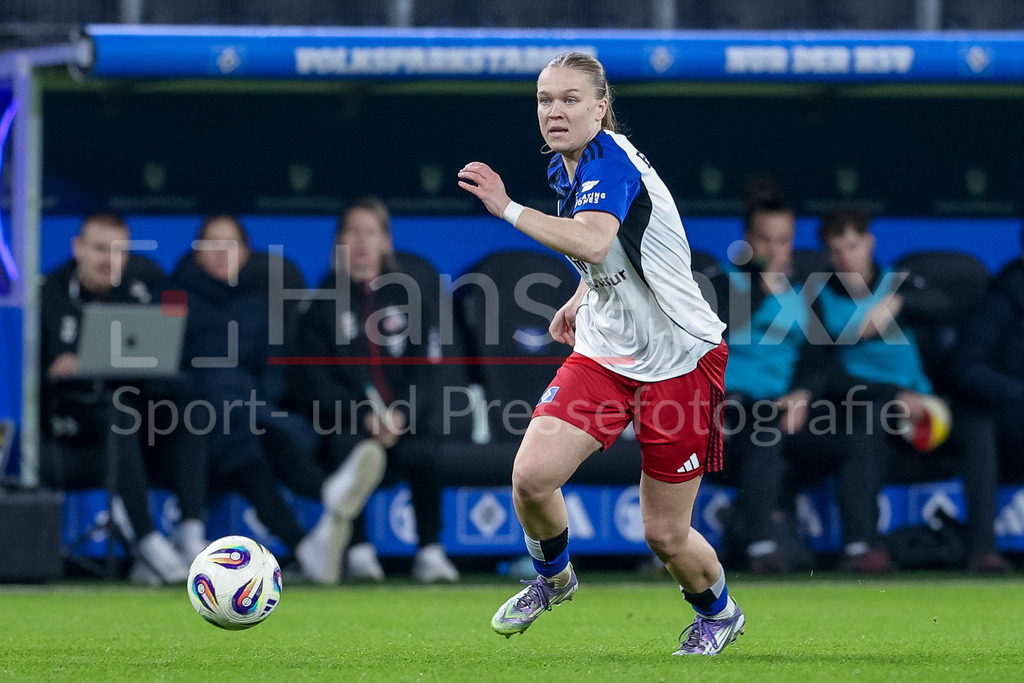 Fussball, Google Pixel Frauen-Bundesliga, Hamburger SV - 1. FC Köln | Annaleen Böhler (Hamburger SV, 6) am Ball, Freisteller, Einzelbild, Ganzkörper, Aktion, Action, Spielszene, DIE DFB-RICHTLINIEN UNTERSAGEN JEGLICHE NUTZUNG VON FOTOS ALS SEQUENZBILDER UND/ODER VIDEOÄHNLICHE FOTOSTRECKEN. DFB REGULATIONS PROHIBIT ANY USE OF PHOTOGRAPHS AS IMAGE SEQUENCES AND/OR QUASI-VIDEO.