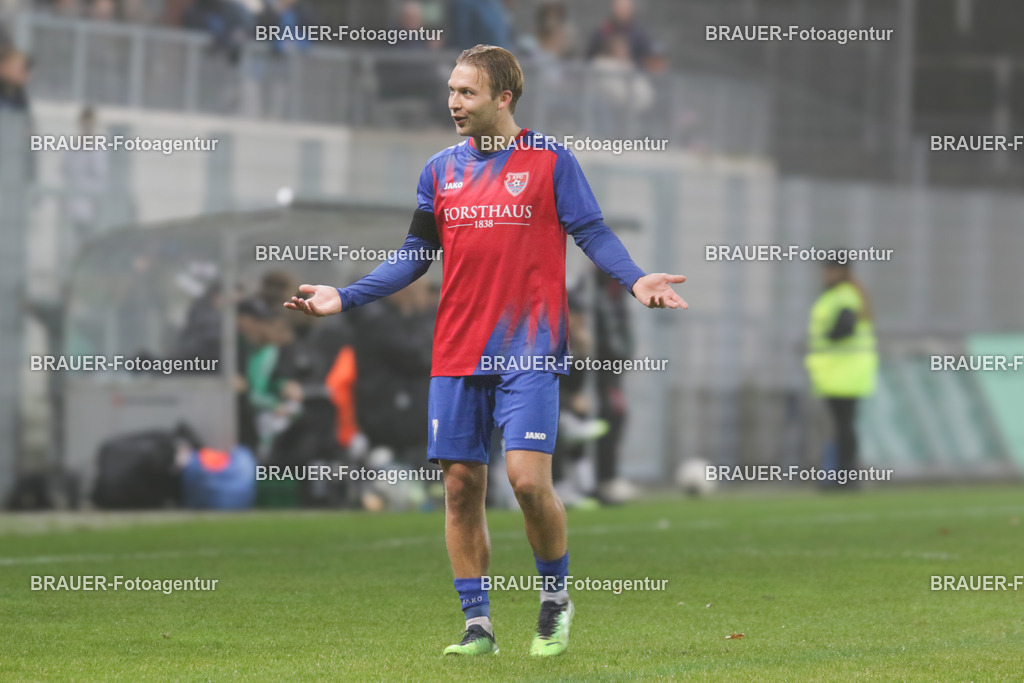 15.11.2025 KFC Uerdingen - SPVG Schonnebeck | Krefeld, Deutschland, 15.11.2025: Alexander Lipinski (KFC Uerdingen) schaut während des Oberliga Niederrhein Spiels zwischen KFC Uerdingen  - Spvg Essen Schonnebeck am 15.11. 2025 im Krefelder Grotenburg - Stadion in Krefeld, Deutschland. (Foto Ralph Görtz / Brauer-Fotoagentur)