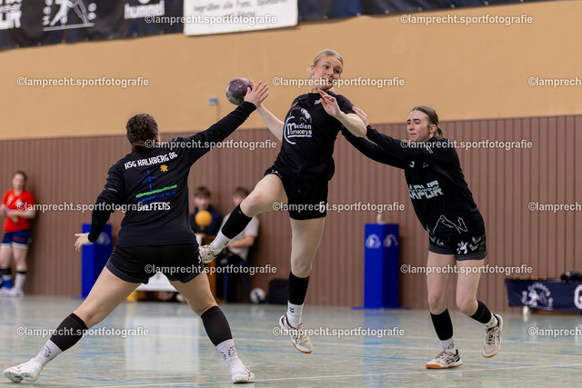 Handball I Damen I Saison 2025-2026 I Verbandsliga Süd I 15. Spieltag I HSG Kalkberg 06 - HSG Holsteinische Schweiz 032 | v.l. Juliane Steffens (12, HSG Kalkberg 06), Lorna Meta Schlott (6, HSG Kalkberg 06), Jolina Müller (14, HSG Kalkberg 06) - Realisiert mit Pictrs.com