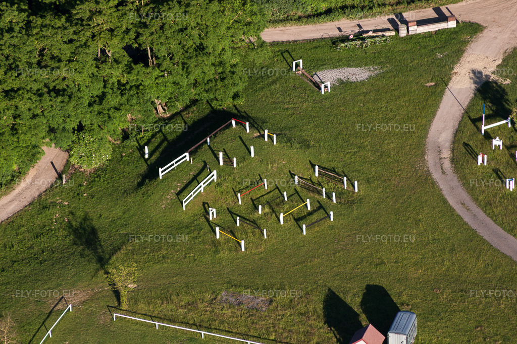 Vue aérienne: Haras de la Née à Neewiller-près-Lauterbourg dans le département Bas Rhin, France – .Photo: IMG_66603.jpg prise le 05/06/2014 par Werner Riehm/FLY-FOTO.eu – Résolution de l'original: 4752 x 3168 px