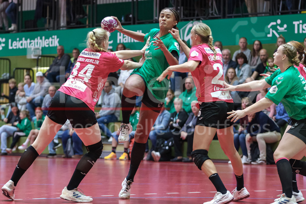 Handball, 2. Bundesliga Frauen, SV Werder Bremen - Füchse Berlin | v.li.: Jonna Schaube (Füchse Berlin, 34), Naomi Conze (SV Werder Bremen, 5) und Julie Lilholt (Füchse Berlin, 26) im Zweikampf, Duell, Spielszene, Aktion, Action