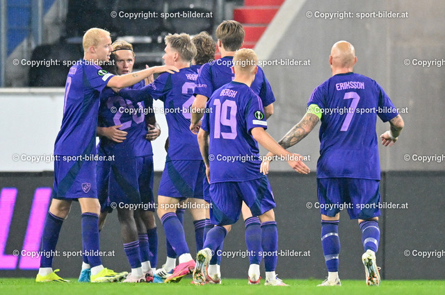 AUT, Fussball UEFA Conference League MD1, LASK (AUT) vs Djurgardens IF (SWE) | 03.10.2024, Oberoesterreich Arena Linz, AUT, UEFA Conference League MD1, LASK (AUT) vs Djurgardens IF (SWE), im Bild rejoyceing Players of Djurgardens IF// UEFA Conference League MD1, LASK Linz (AUT) vs Djurgardens IF (SWE) in Linz, Austria on 2024/10/03