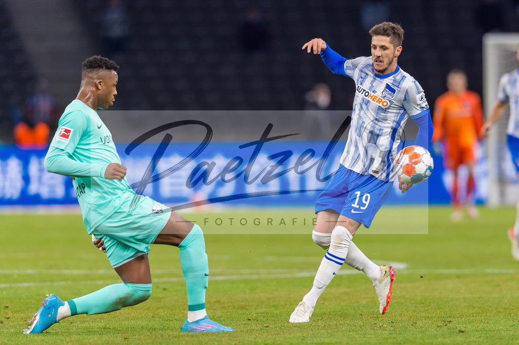 HERBOC20220204_013 | Fussball, Herren: Armel Bella Kotchap (VfL Bochum) und Stevan Jovetic (Hertha BSC) im Zweikampf bei dem Spiel der 1. Bundesliga zwischen Hertha BSC und VfL Bochum im Olypiastadion am 04.02.2022 in Berlin, Deutschland.DFB / DFL REGULATIONS PROHIBIT ANY USE OF PHOTOGRAPHS AS IMAGE SEQUENCES AND/OR QUASI-VIDEO. - Realisiert mit Pictrs.com