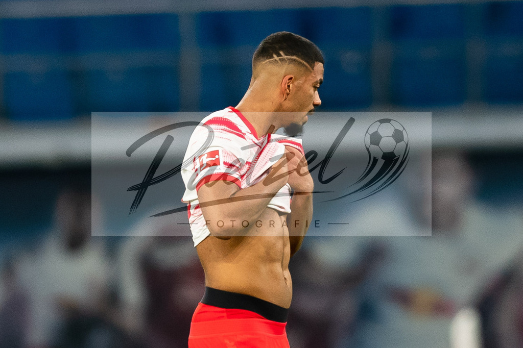 RBLLEV20211128_084 | Fussball, Herren: Benjamin Henrichs (RB Leipzig) enttaeuscht bei dem Spiel der 1. Bundesliga zwischen RB Leipzig und Bayer 04 Leverkusen in der Red Bull Arena am 28.11.2021 in Leipzig, Deutschland.DFB / DFL REGULATIONS PROHIBIT ANY USE OF PHOTOGRAPHS AS IMAGE SEQUENCES AND/OR QUASI-VIDEO. - Realisiert mit Pictrs.com