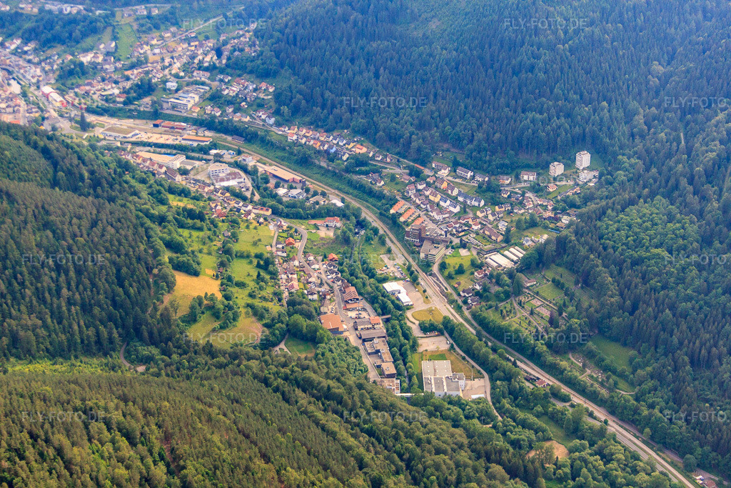 Luftbild: Calmbacher Straße in Bad Wildbad im Bundesland Baden-Württemberg in Deutschland.Foto: IMG_66793.jpg vom 07.06.2014 durch Werner Riehm/FLY-FOTO.deAuflösung des Originals: 4752 x 3168 px