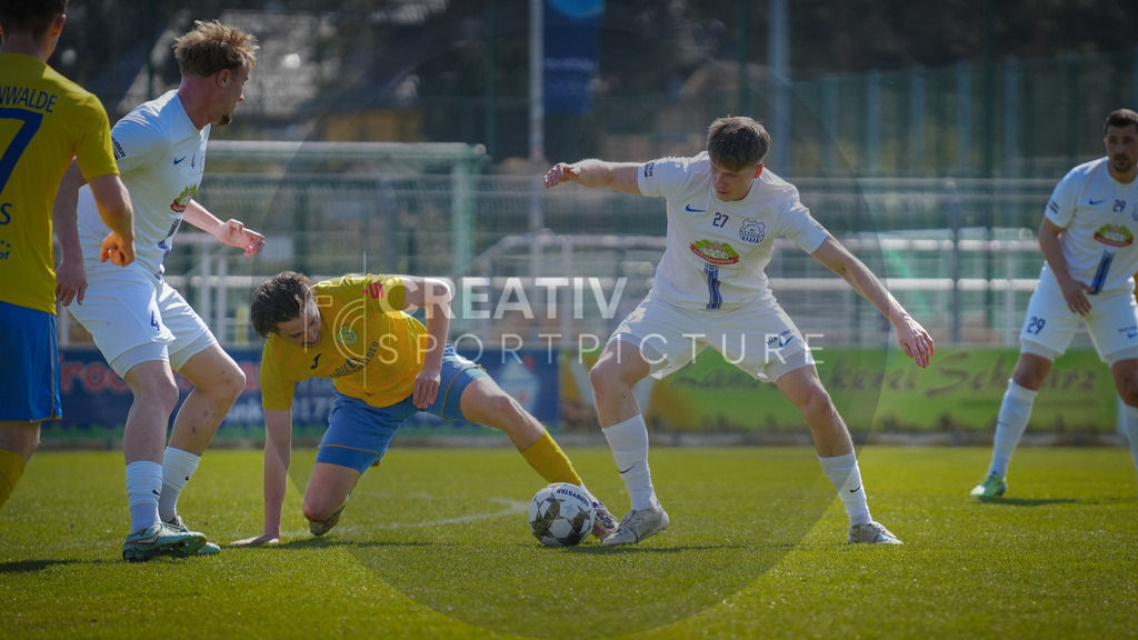 Fußball, Herren, Saison 2025/2026, Regionalliga Nordost, 29. Spieltag, FSV 63 Luckenwalde vs. FC Eilenburg, Samstag 11.04.2026, Werner-Seelenbinder-Stadion Luckenwalde, | Fußball, Herren, Saison 2025/2026, Regionalliga Nordost, 29. Spieltag, FSV 63 Luckenwalde vs. FC Eilenburg, Samstag 11.04.2026, Werner-Seelenbinder-Stadion Luckenwalde, Im Bild: Sofiene Jannene (l. Luckenwalde) und Tom Weiß (r. Eilenburg) - Realisiert mit Pictrs.com