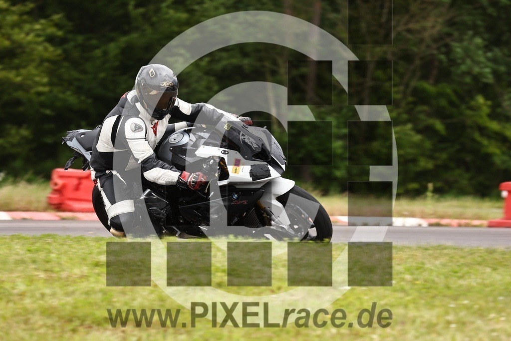 0588-20240601_02267 | Schöne Erinnerungen an spannende Momente - das festzuhalten ist unser Job. PIXELrace.de ist seit 2003 auf den Rennstrecken Europas unterwegs um die Action draußen beim Fahren und die wunderbare Stimmung imm Fahrerlager für euch einzufangen.
