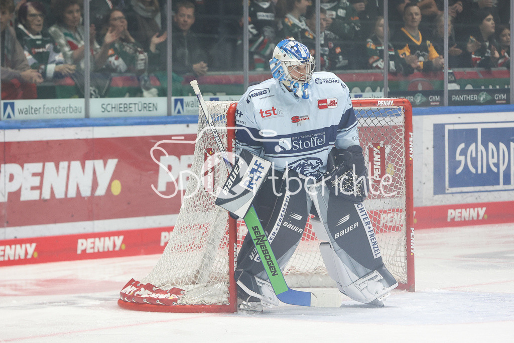 Augsburger Panther - Straubing Tigers | Florian BUGL (STR #1) in Aktion / Freisteller / Einzelfoto
