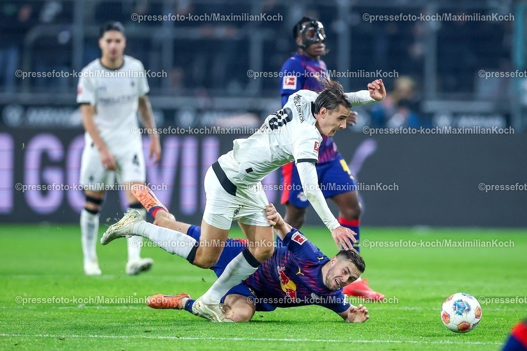BMG28112501049 | 28.11.2025, Fußball, Borussia Mönchengladbach - RB Leipzig, 1. Fußball Bundesliga, 12.Spieltag, Borussia-Park, Saison 2025 2026: Foulspiel Christoph Baumgartner (RB Leipzig #14) im Zweikampf gegen Florian Neuhaus (Borussia Mönchengladbach #10) DFB regulations prohibit any use of photographs as image sequences and or quasi-video.