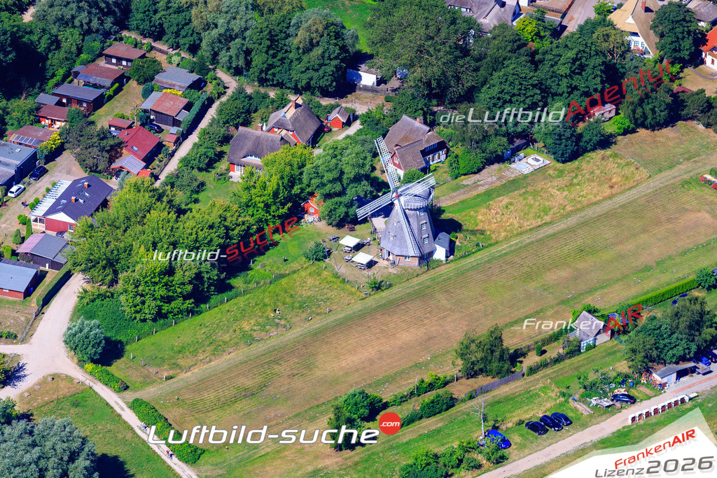 Die Luftbildaufnahme Windmuehle - Ahrenshoop wurde 2018 mittels Flugzeug (keine Drohne) erstellt. Perfekte Schärfe und Druck- Auflösung- Garantiert!