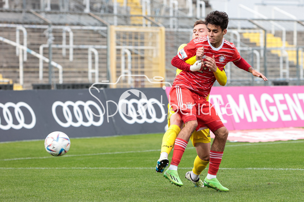 FC Bayern Amateure - FC Wuerzburger Kickers | Lucas Copado Schrobenhauser (FCB #9) wird bei der Ballannahme gestoert