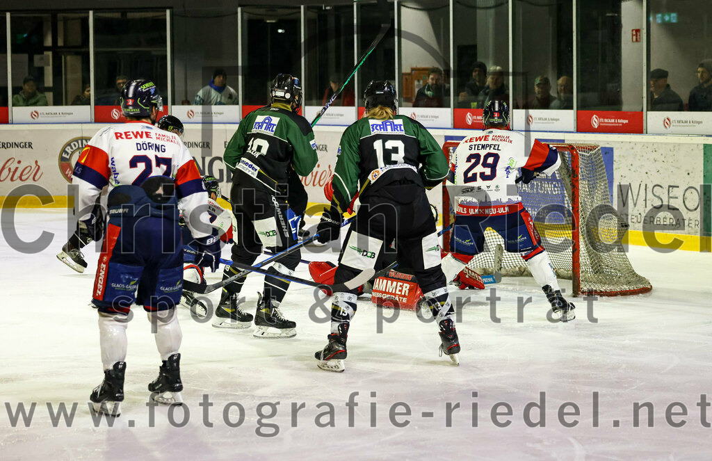 2023-02-19_086_TSV_Erding_gegen_VfE_Ulm-Neu-Ulm | Erding, Deutschland, 19.02.2023:
Eishockey, Bayernliga Meisterrunde Gruppe B 2022 / 2023, 5. Spieltag, TSV Erding gegen VfE Ulm/Neu-Ulm, Endergebnis: 

Florian Döring (VfE Ulm/Neu-Ulm e. V., #27), Daniel Krzizok (Erding Gladiators, #18), Michael Franz (Erding Gladiators, #13), Benedikt Stempfel (VfE Ulm/Neu-Ulm e. V., #29)

Foto: Christian Riedel / fotografie-riedel.net