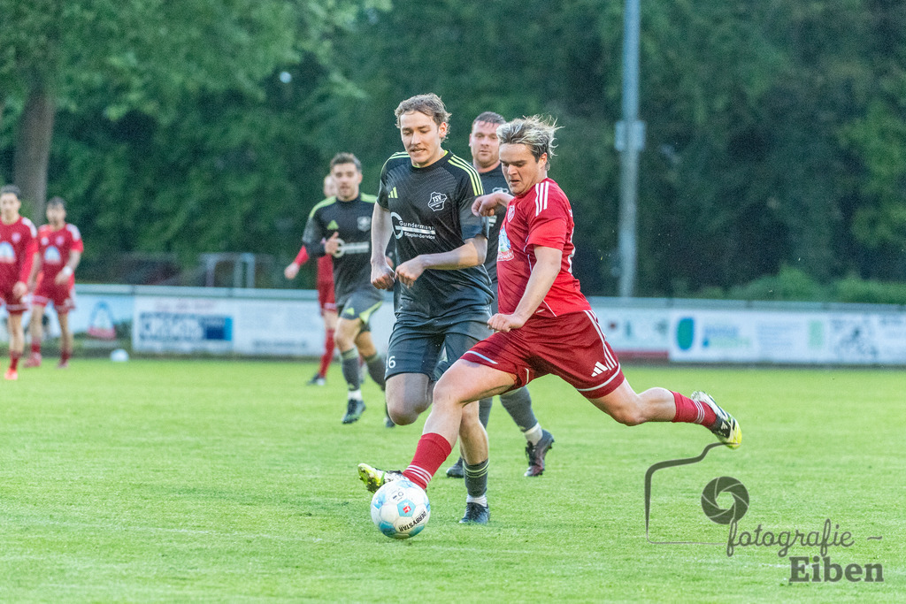 SV Eintracht Wiefelstede-TSV Abbehausen | Bezirksliga Herren; SV Eintracht Wiefelstede (rot)-TSV Abbehausen (grau) am 13.05.2026 in Wiefelstede (Sportanlage), Photo: Philip Eiben 2026 - Realisiert mit Pictrs.com
