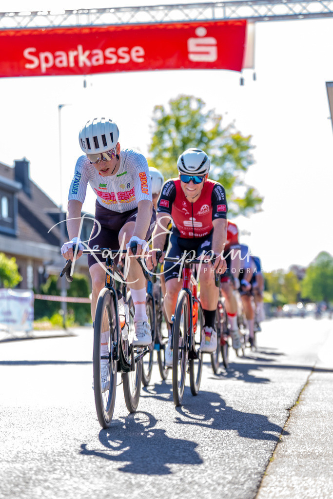 Spurt in den Mai 2026 - Großer Preis der Sparkasse Neuss | Annual one-day road cycling race "Großer Preis der Sparkasse Neuss" held in Büttgen, Germany, organized by VfR Büttgen 1912 e.V. The event features multiple races across all age categories from U11 youth to Elite men. - Realisiert mit Pictrs.com