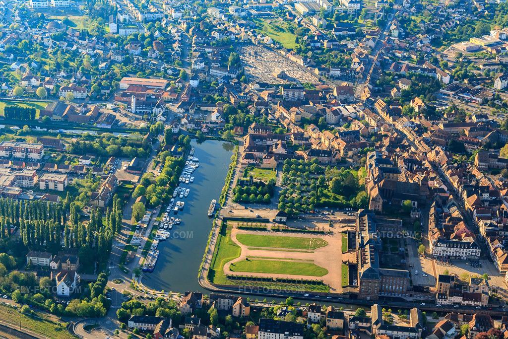 Aerial view: Château des Rohan castle and park at the Port de Saverne in Saverne in the state Bas-Rhin, France. – Photo: IMG_145973.jpg taken on 05/01/2025 by Werner Riehm/FLY-FOTO.com – Resolution of the original: 5472 x 3648 px – Culture & patrimoine | Office de Tourisme du Pays de Saverne