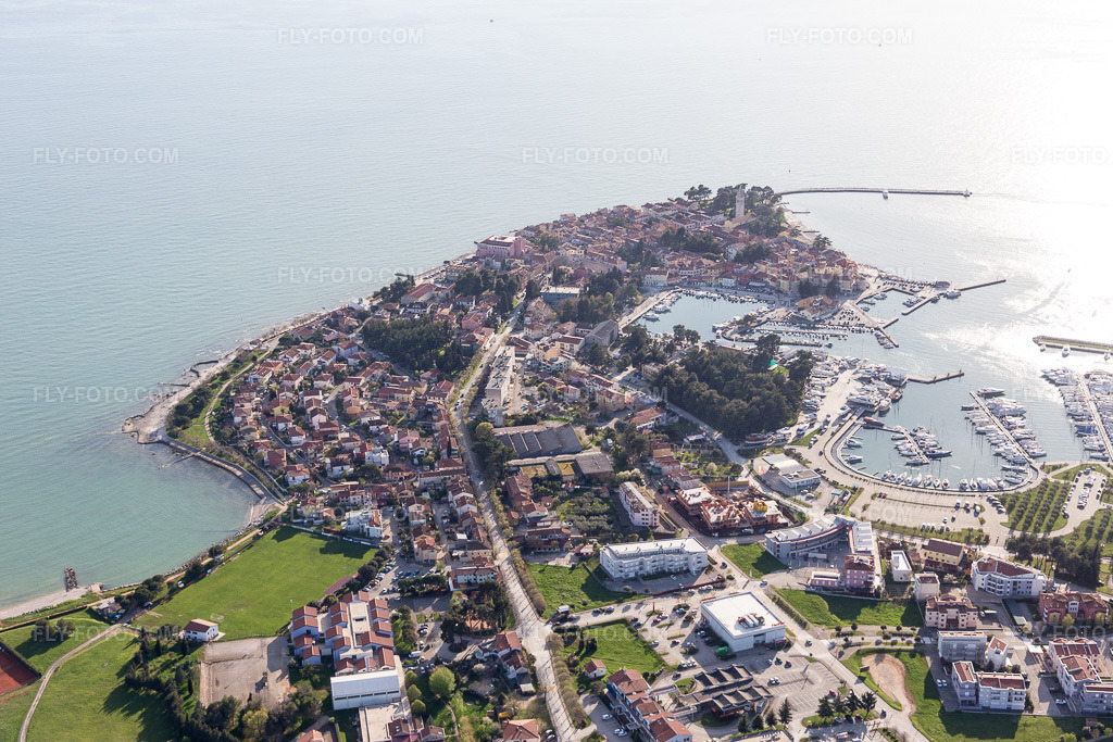 Aerial view: View of the town in Karpinjan in the state Gespanschaft Istrien, Croatia. – Photo: IMG_106079.jpg taken on 04/13/2018 by Werner Riehm/FLY-FOTO.com – Resolution of the original: 5472 x 3648 px