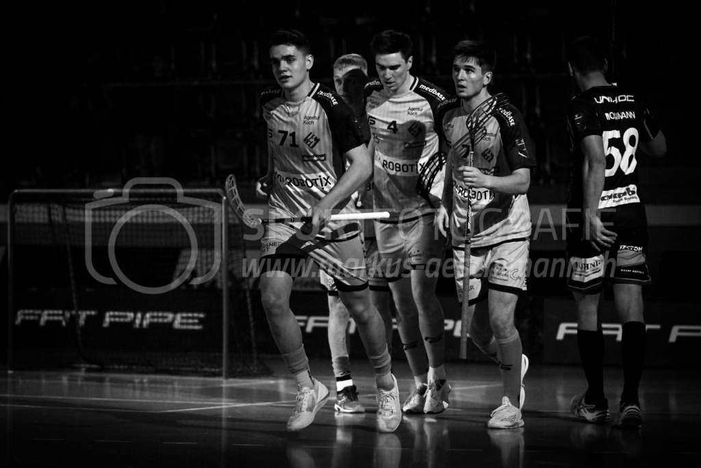 HC Rychenberg vs Tigers Langnau - 11. Dezember 2022 | HC Rychenberg vs Tigers Langnau
AXA Arena, Winterthur
Marco Eyer (#71 HC Rychenberg), Markus Lindgjerdet (#10 HC Rychenberg), Nils Conrad (#4 HC Rychenberg) und Levin Conrad (#7 HC Rychenberg).
Bild: Sportfotografie Markus Aeschimann | www.markus-aeschimann.ch - Realisiert mit Pictrs.com