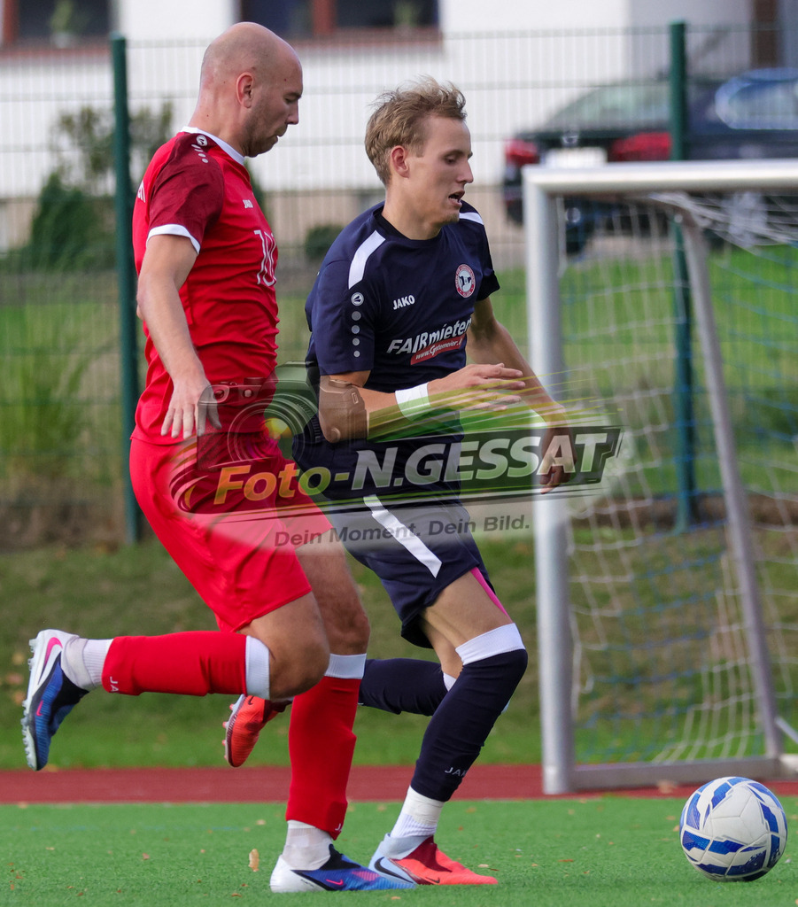 VfL Holsen - TV Elverdissen | Auf dem Bild zu sehen: schwarz VfL Holsen: Marlon Rother ; rot TV Elverdissen: Julius Weinert VfL Holsen, TV Elverdissen, Saison 26/27, Kreisliga A, Holsen, Deutschland - Realisiert mit Pictrs.com