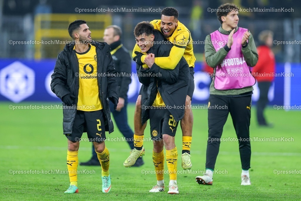UCL25112501119 | 25.11.2025, Fußball, UEFA Champions League, Borussia Dortmund - FC Villarreal, BVB Stadion, 5. Spieltag, Saison 2025 2026: Yan Couto (BVB #02) Aaron Anselmino (BVB #28) und Felix Nmecha (BVB #08) jubelnd nach dem 4:0 SIegRegulations prohibit any use of photographs as image sequences and or quasi-video.