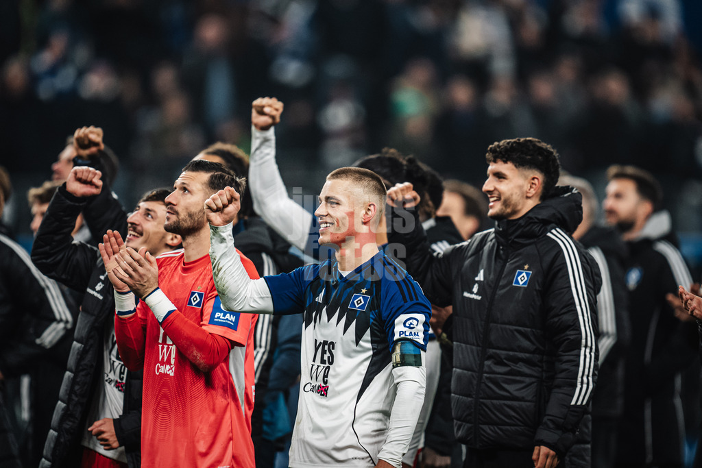 Fußball | Männer | Saison 2025/2026 | 1. Fußball-Bundesliga | 10. Spieltag | Hamburger SV vs. Borussia Dortmund | 08.11.2025 | Miro Muheim (#28, HSV) feiert nach dem Sieg mit den Fans