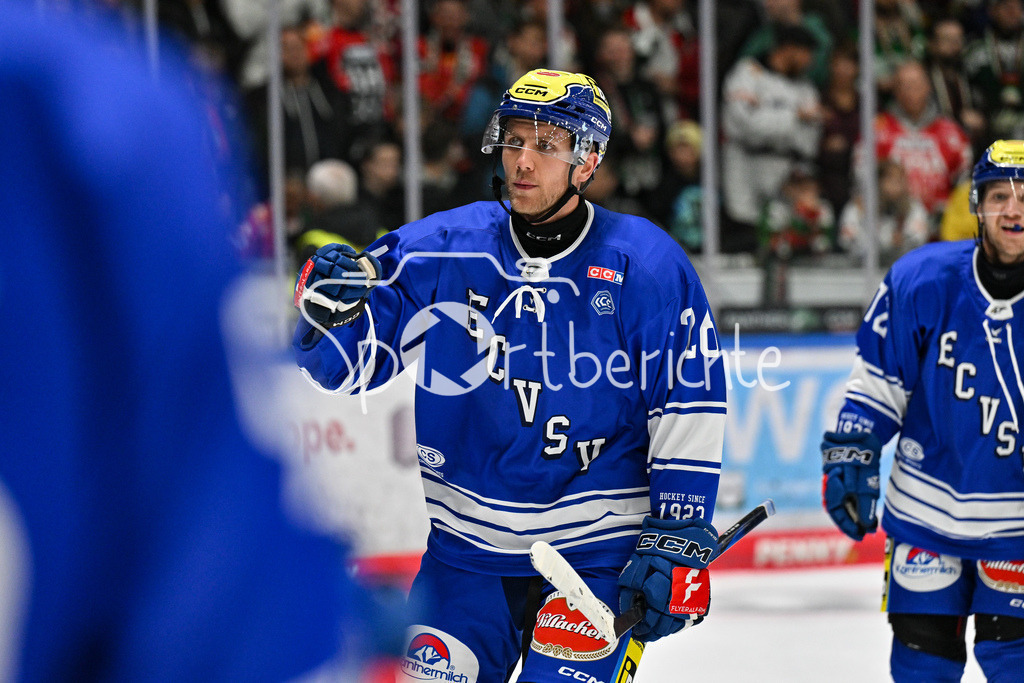 Augsburger Panther - EC VSV | Jubel der Gaeste nach dem Treffer zum 3-5 durch Guus VAN NES (EC VSV #26) / Tor / Freude / Happy / torschuezte