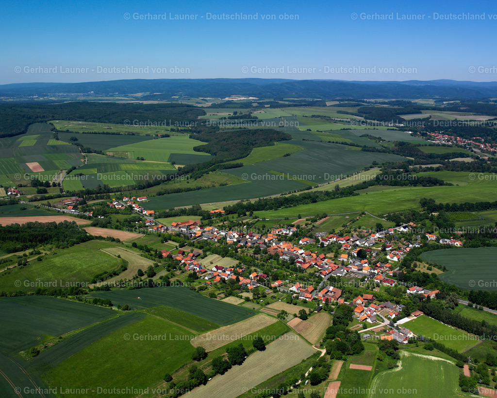 2634356 | ZWINGE 09.06.2006 Stadtansicht vom Stadtrand angrenzend an landwirtschaftliche Feldern  in Zwinge im Bundesland Thüringen, Deutschland // City view from the outskirts with adjacent agricultural fields  in Zwinge in the state Thuringia, Germany Foto: Gerhard Launer