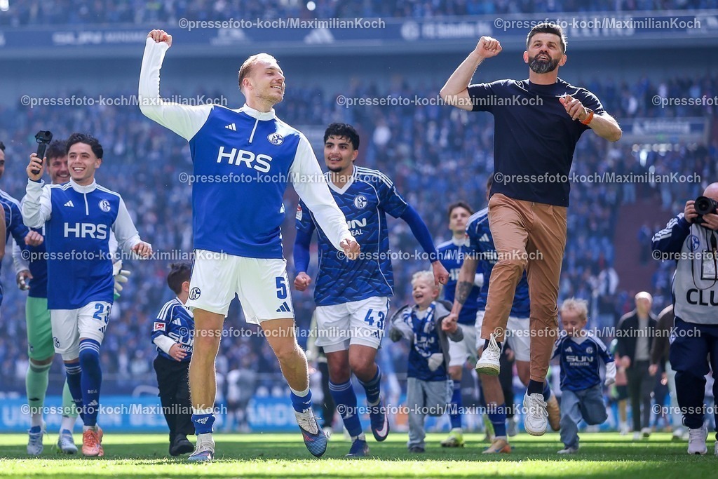 S0419042601071 | 19.04.2026, Fußball, FC Schalke 04 - SC Preußen Münster, 30. Spieltag, 2. Fußball Bundesliga, Veltins-Arena Gelsenkirchen, Saison 2025 2026: Cheftrainer Miron Muslic (Schalke04) jubelnd beim Abschlussjubel nach dem 4:1 Sieg zusammen mit der Mannschaft DFB regulations prohibit any use of photographs as image sequences and or quasi-video.