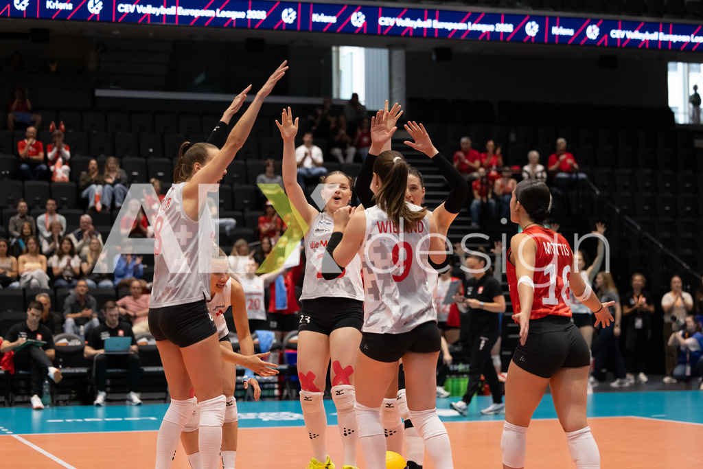 Georgia v Switzerland - CEV European League Women | KRIENS, SWITZERLAND - JUNE 12: SARINA WIELAND of Switzerland, FABIANA MOTTIS of Switzerland, SAMIRA SULSER of Switzerland, MÉLINE PIERRET of Switzerland and MERET AARDEN of Switzerland celebrating during the CEV European League match between Georgia and Switzerland at Pilatus Arena on June 12, 2026 in Kriens, Switzerland. - Realisiert mit Pictrs.com