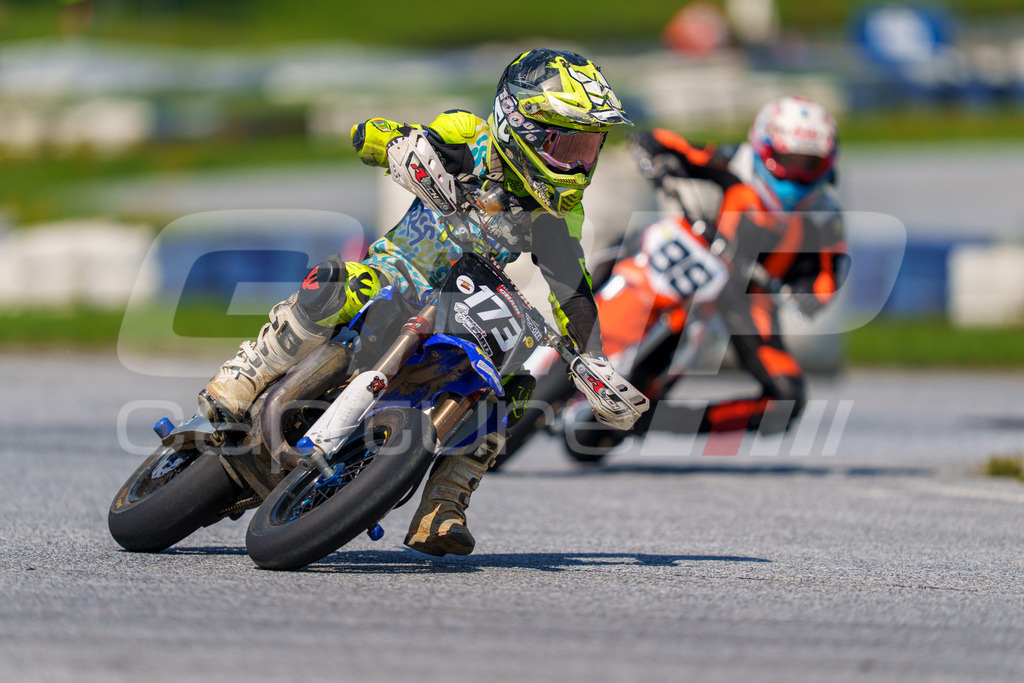 G-Cup + Supermoto Staatsmeisterschaft + Hungarian Supermoto Championship | GRIPcapture steht für authentische Sportfotografie in Österreich – für Momente, die mehr sind als Geschwindigkeit oder Ergebnis. Es geht um Emotion, Spannung, Fokus und den Augenblick, der oft nur einen Wimpernschlag dauert.Ob Motorsport, Teamsport oder 