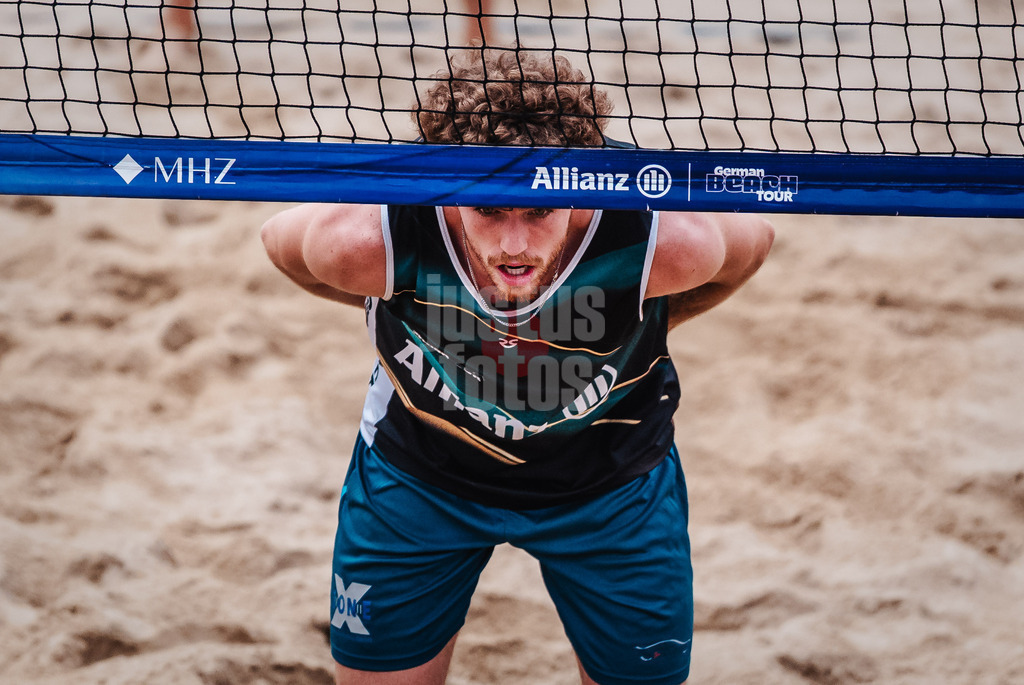 Beachvolleyball | Männer | Allianz German Beach Tour 2025 | Tourstop Hamburg | 29.05.2025 | Luis Henrichs wartet am Netz auf den Aufschlag seines Mitspielers