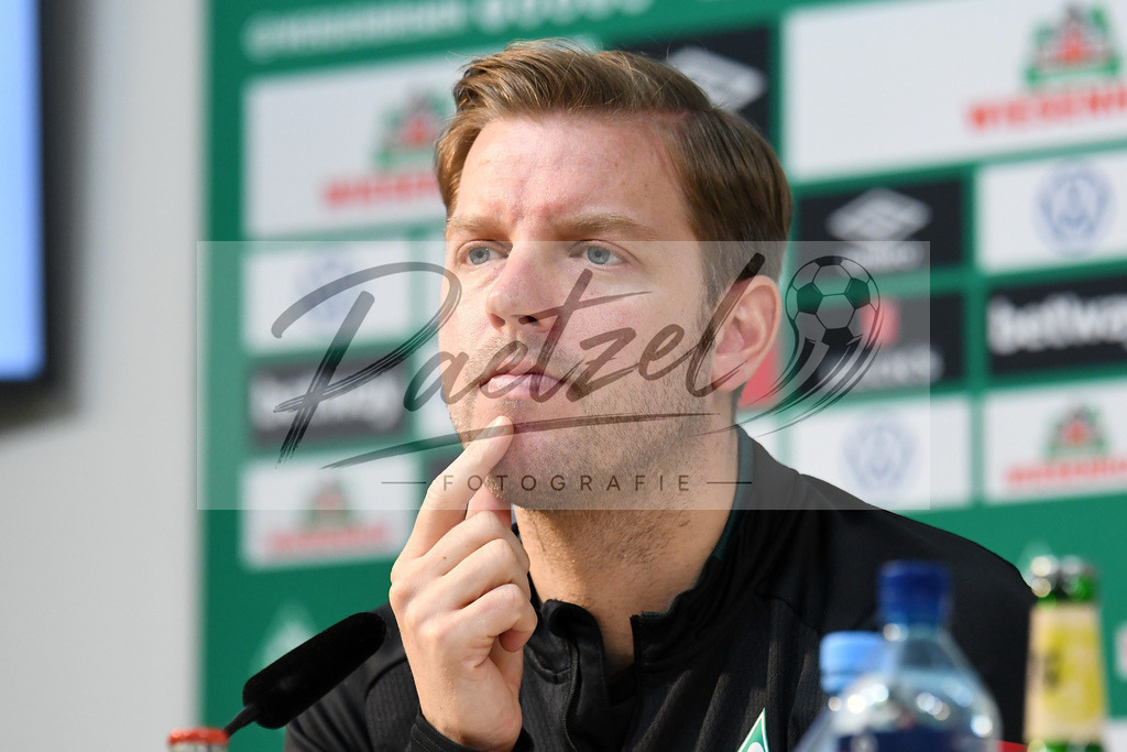 20200303_PKWBRE_0036 | Fussball, Herren: Trainer Florian Kohfeldt (SV Werder Bremen) schaut waehrend der Pressekonferenz des SV Werder Bremen im Presseraum des wohninvest Weserstadion am 03.03.2020 in Bremen, Deutschland. - Realisiert mit Pictrs.com