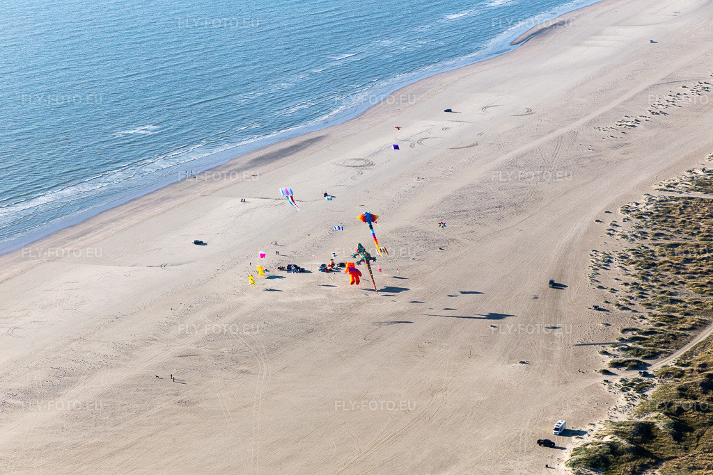 Vue aérienne: Cerfs-volants sur la plage ouest à Fanø dans le département Syddanmark, Danemark. Photo: IMG_118715.jpg prise le 21/09/2019 par Werner Riehm/FLY-FOTO.eu – Résolution de l'original: 5472 x 3648 px