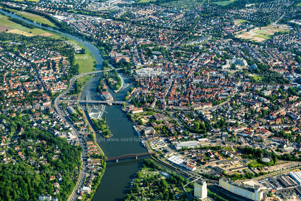 Hameln_ELS_4217050623 | HAMELN 05.06.2023 Stadtansicht am Ufer des Flußverlaufes der Weser in Hameln im Bundesland Niedersachsen, Deutschland. Weiterführende Informationen bei: Stadt Hameln. // City view on the river bank of the Weser river in Hameln in the state Lower Saxony, Germany. Further information at: Stadt Hameln. Foto: Martin Elsen