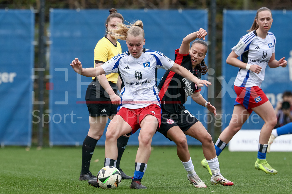 Fussball, 2. Frauen-Bundesliga, Hamburger SV - Eintracht Frankfurt II | v.li.: Svea Stoldt (Hamburger SV, 8) und Ela Demirbas (Eintracht Frankfurt II, 22) im Zweikampf, Duell, Dynamik, Aktion, Action, Spielszene, DIE DFB-RICHTLINIEN UNTERSAGEN JEGLICHE NUTZUNG VON FOTOS ALS SEQUENZBILDER UND/ODER VIDEOÄHNLICHE FOTOSTRECKEN. DFB REGULATIONS PROHIBIT ANY USE OF PHOTOGRAPHS AS IMAGE SEQUENCES AND/OR QUASI-VIDEO.