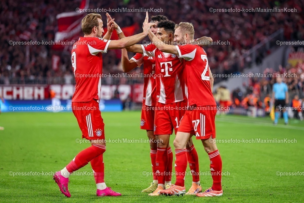 UCL22102501061 | 22.10.2025, Fußball, UEFA Champions League, FC Bayern München - Club Brügge, Allianz Arena, Saison 2025 2026: Torjubel nach dem Tor zum 3:0 durch Torschütze Luis Diaz (FC Bayern Muenchen #14)  zusammen mit  Konrad Laimer (FC Bayern Muenchen #27) Harry Kane (FC Bayern Muenchen #09) Aleksandar Pavlovic (FC Bayern Muenchen #45) Regulations prohibit any use of photographs as image sequences and or quasi-video.