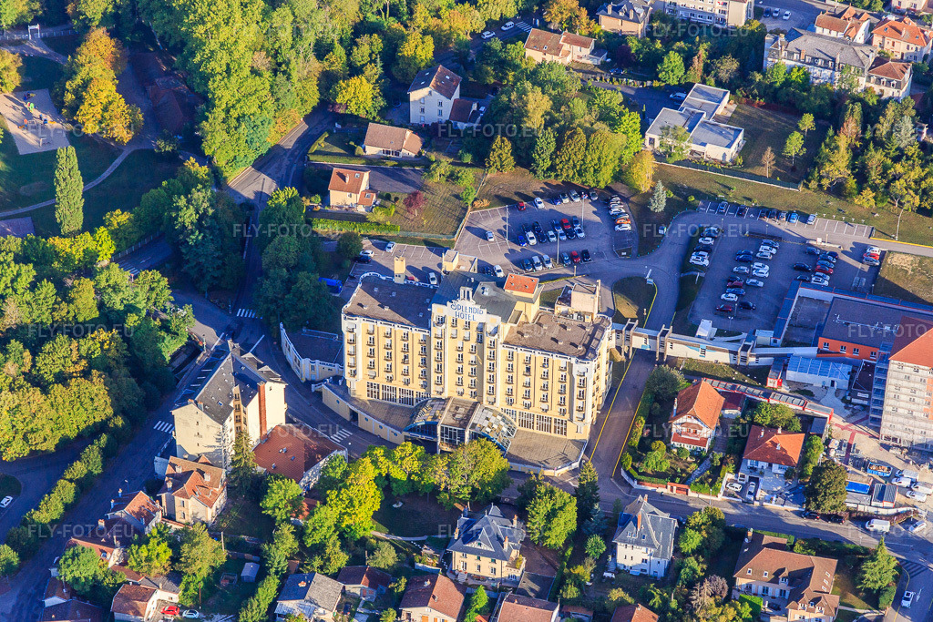 Vue aérienne: Av. Maurice Barres avec l'Hôpital de Vittel dans l'ancien Splendid Hotel à Vittel dans le département Vosges, France – .Photo: IMG_118456.jpg prise le 16/09/2019 par Werner Riehm/FLY-FOTO.eu – Résolution de l'original: 5305 x 3537 px