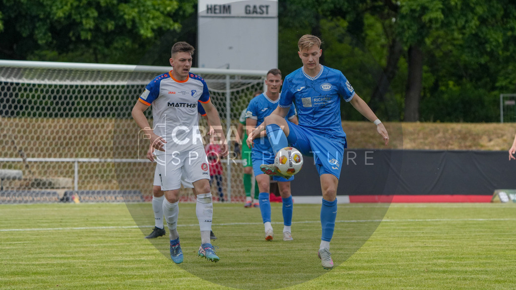 Fußball, Herren, Saison 2024/2025, Finaltag der Amateure 2025, Landespokal Brandenburg, Finale, VfB 1921 Krieschow vs. RSV Eintracht 1949, Samstag 24.05.2025, Volksparkstadion Neuruppin, | Fußball, Herren, Saison 2024/2025, Finaltag der Amateure 2025, Landespokal Brandenburg, Finale, VfB 1921 Krieschow vs. RSV Eintracht 1949, Samstag 24.05.2025, Volksparkstadion Neuruppin, Im Bild: Tobias Gerstmann (l. Krieschow) und Till Plumpe (r. RSV) - Realisiert mit Pictrs.com