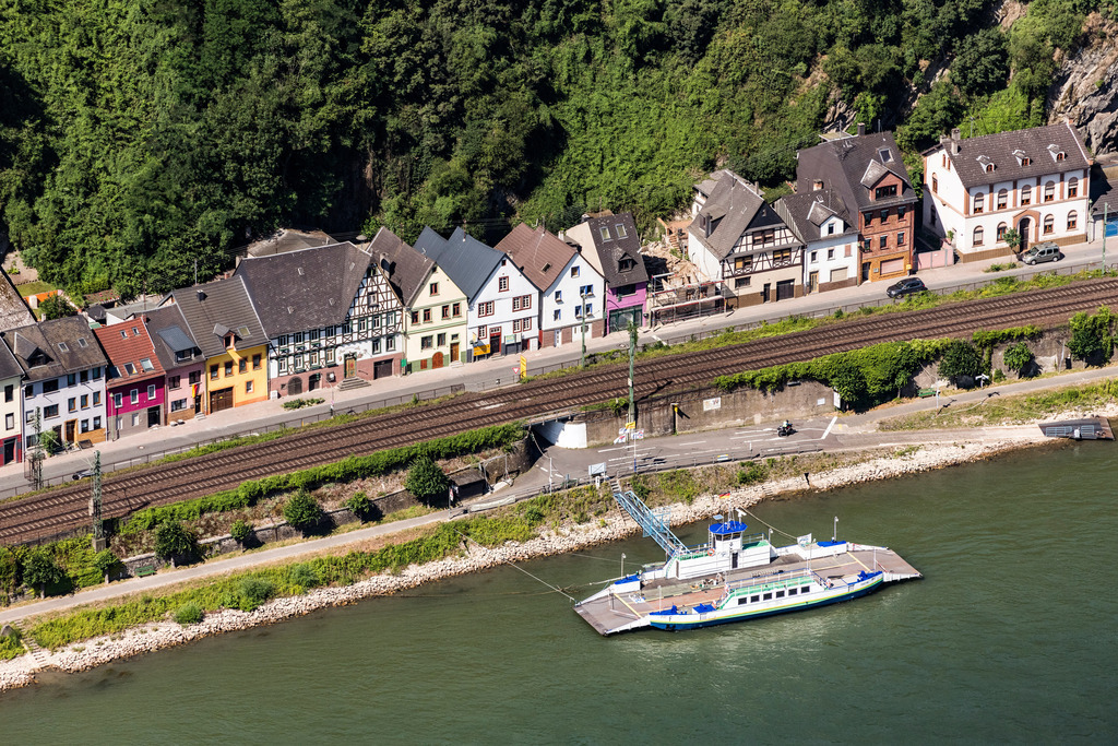 dr__dsc4812.jpg | NIEDERHEIMBACH 27.06.2018 Dorfkern an den Fluß- Uferbereichen des Rhein am Fähranleger Niederheimbach in Niederheimbach im Bundesland Rheinland-Pfalz, Deutschland. // Village on the river bank areas des Rhein am Faehranleger Niederheimbach in Niederheimbach in the state Rhineland-Palatinate, Germany. Foto: Daniel Reiter