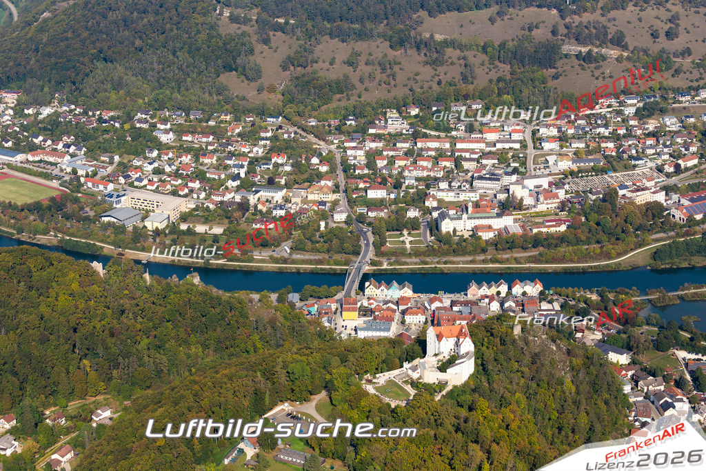 Aktuelles Luftbild von  Riedenburg - Die Luftaufnahme wurde 2020 mittels UL-Flugzeug erstellt ( keine Drohne ) - hochauflösende Kamera-Systeme von  Canon -Beste Qualität - Für grossformatige Ausdrucke geeignet. Die Geschenkidee !