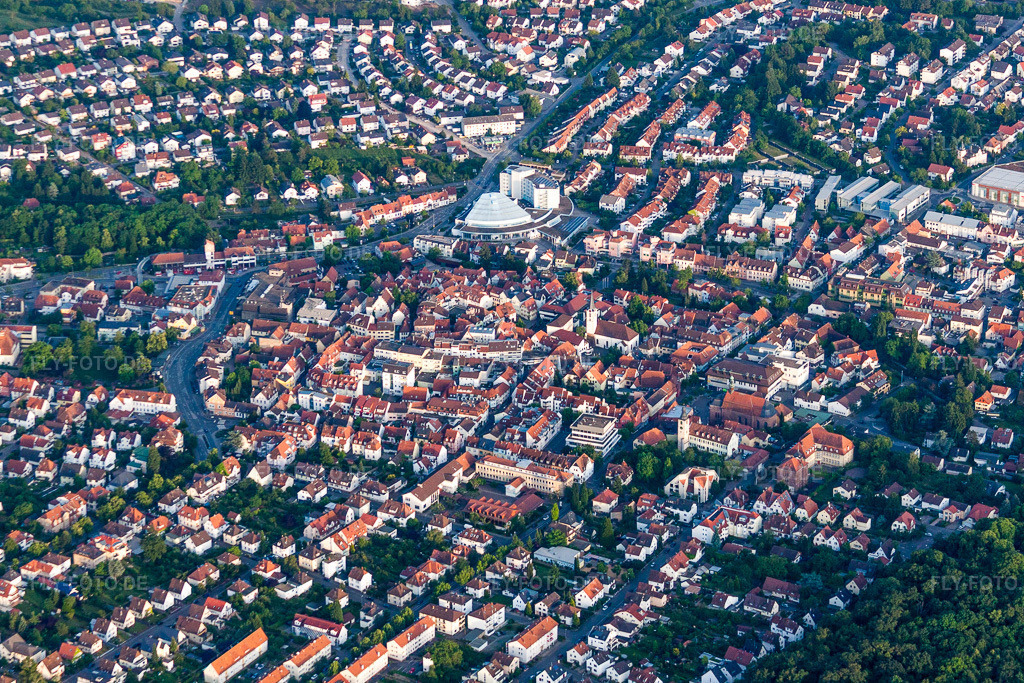 Luftbild: Ortsansicht der Straßen und Häuser der Wohngebiete in Wiesloch im Bundesland Baden-Württemberg in Deutschland. Foto: IMG_66397.jpg vom 30.05.2014 durch Werner Riehm/FLY-FOTO.de