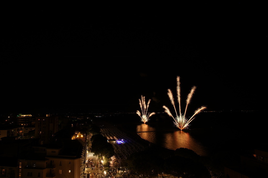 Ferragosto Fireworks in Grado, Italy | GRADO, ITALY, 15.AUG.26 - FIREWORKS - Ferragosto fireworks over the Adriatic Sea in Grado, Italy. Colorful fireworks light up the night sky above the beach, coastline and waterfront during the traditional summer celebration. - Realisiert mit Pictrs.com