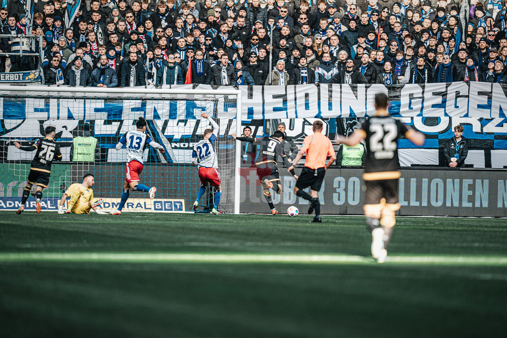 Fußball | Männer | Saison 2023/2024 | 2. Fußball-Bundesliga | 19. Spieltag | Hamburger SV vs. Karlsruher SC | 28.01.2024 | Igor Matanovic (#9, Karlsruher SC) schießt ein Tor
