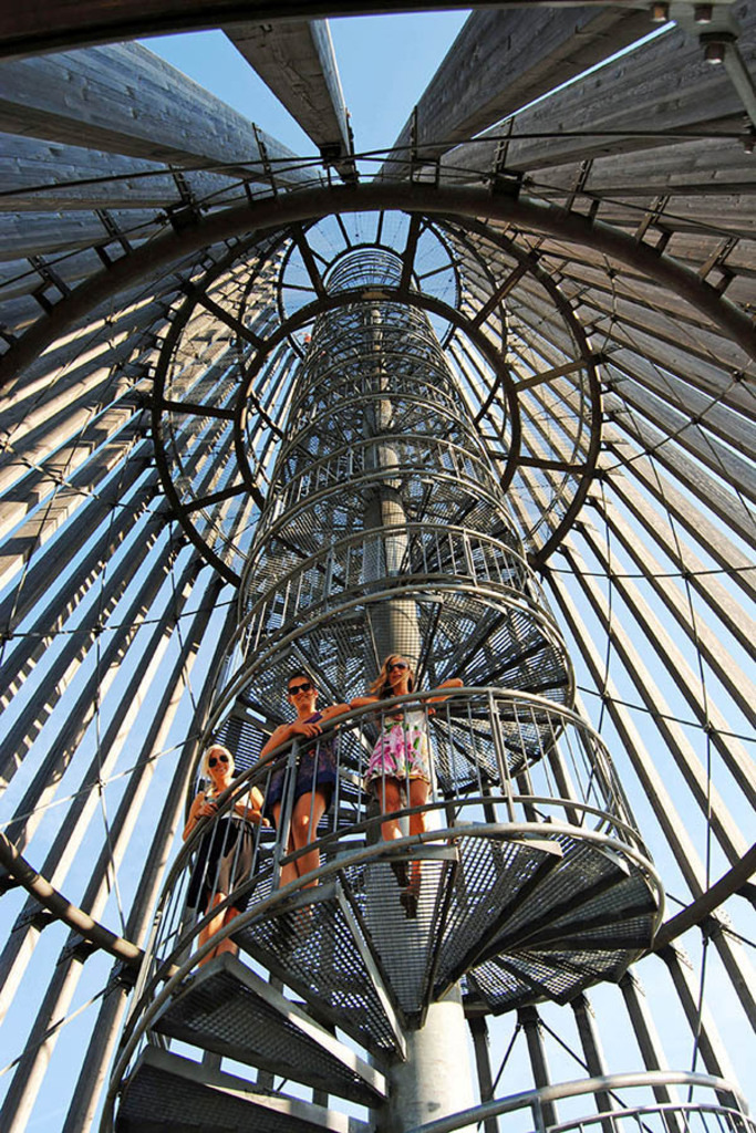 Bildlexikon Leipzig - Aussichtsturm Bistumshöhe | Das Team hinter BILDLEXIKON LEIPZIG bündelt historische wie aktuelle Informationen über die Stadt Leipzig in Text und Bild auf einer Plattform und stellt diese der interessierten Öffentlichkeit zur Verfügung.