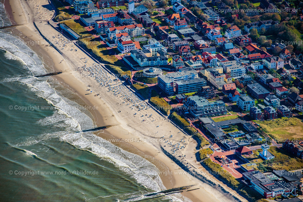 Wangerooge_Strand_ELS_5955091022 | WANGEROOGE 09.10.2022 Ortsteilansicht des Hauptstrandes entlang der Strandpromenade von Wangerooge auf der gleichnamigen Insel im Wattenmeer in der Nordsee im Bundesland Niedersachsen. Wangerooge ist die östlichste der bewohnten Ostfriesischen Inseln und verfügt über einen Sandstrand und ist Nordseeheilbad. Auf dem Strand befinden sich Strandkörbe und Urlauber. Weiterführende Informationen bei: Kurverwaltung Nordseeheilbad Wangerooge. // View of the main beach along the seafront of the village of Wangerooge on the island of the same name in the Wadden Sea of the North Sea in the state of Lower Saxony. Wangerooge is the Eastern-most inhabited of the East Frisian Islands. It has a sand beach and is a spa resort. Further information at: Kurverwaltung Nordseeheilbad Wangerooge. Foto: Martin Elsen