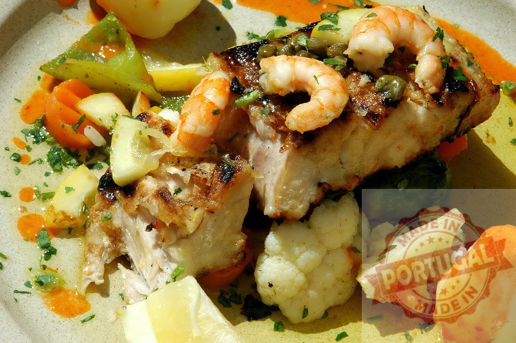 Grilled fish fillet with shrimp capers lemon vegetables | Grilled fish fillet serving with shrimp, capers, fresh lemon and chopped vegetables - Realisiert mit Pictrs.com