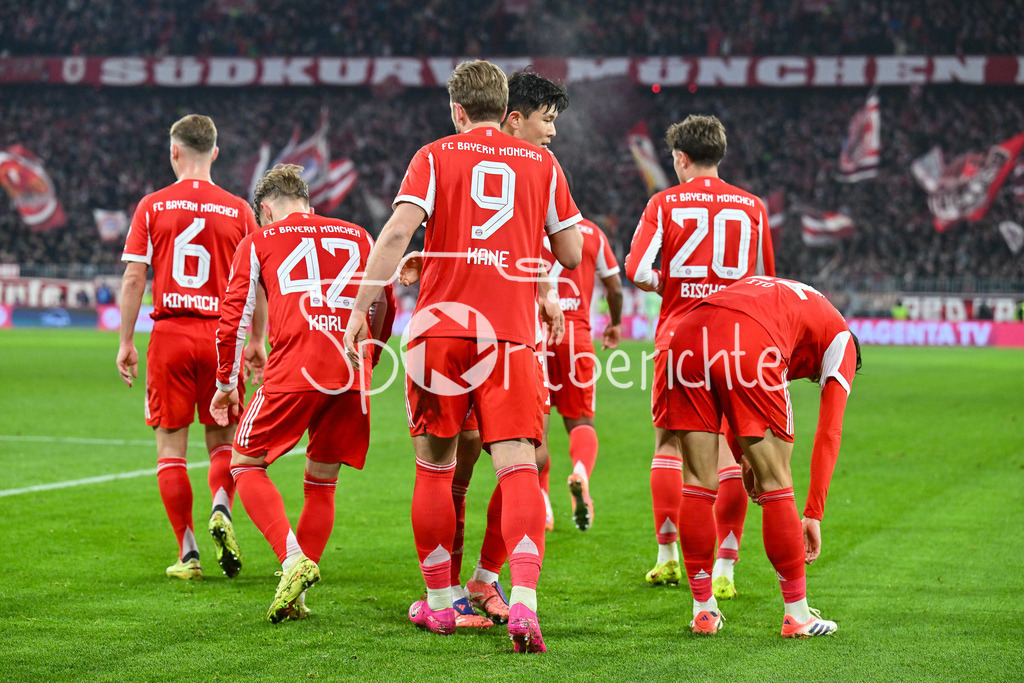 FC Bayern München - 1. FSV Mainz 05 | MUNICH, GERMANY - 14. DECEMBER: Jubel der Bayern nach dem Treffer zum 1-0 druch Lennart KARL (FC Bayern Munich 42) / Tor / Torschuetze / Freude / Happy während dem Bundesligamatch zwischen dem FC Bayern München und dem 1. FSV Mainz 05 am 14. Spieltag in der Allianz Arena / DFL REGULATIONS PROHIBIT ANY USE OF PHOTOGRAPHS AS IMAGE SEQUENCES AND/OR QUASI-VIDEO / TOM BISCHOF (FC Bayern Munich 20) / Harry KANE (FC Bayern Munich 9) / Joshua KIMMICH (FC Bayern Munich 6)
