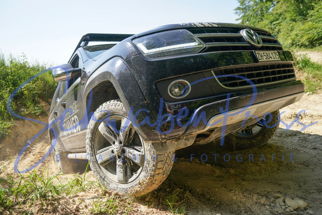 DSC08630 | Vierradfahrzeuge testen unterschiedliches Terrain - ueber Stock und Stein

Offroad Grundkurs im Steinbruch. Unterschiedliche Fahrgegebenheiten mit dem gelaendegaengigem Offroad-Fahrzeug. 

Deutschland, Geisingen, Steinbruch Meichle und Mohr, 10.06.2023