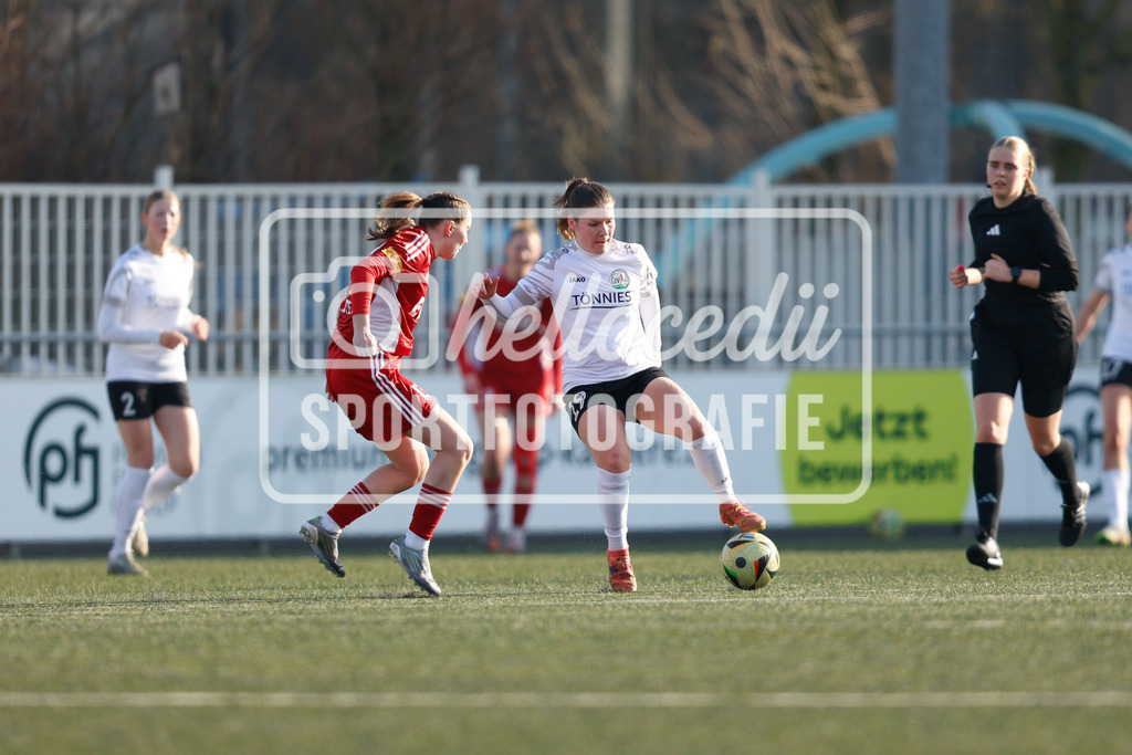 Fußball I Frauen I Saison 2025-2026 I Testspiel I FSV Gütersloh - SpVg Aurich-51 | Jule Kersten (13, SpVg Aurich) Pauline Berning (19, FSV Gütersloh) - Realisiert mit Pictrs.com