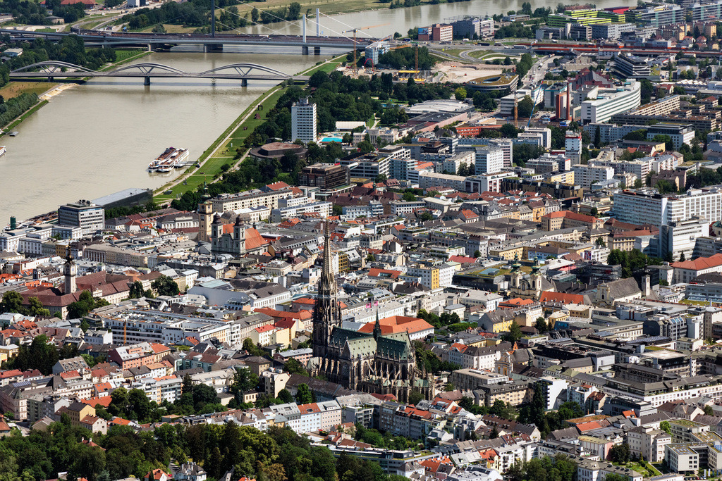 dr__0092100.jpg | LINZ 14.06.2022 Kirchengebäude des Domes " Linzer Mariendom " in der Altstadt an der Herrenstraße im Ortsteil Innenstadt in Linz in Oberösterreich, Österreich. 